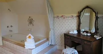 Haterleigh Heritage Inn Victoria Canada